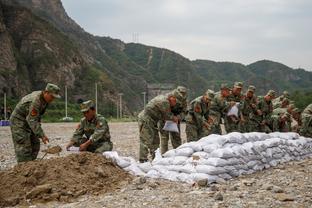 记者：沧州和梅州主场草皮和菜地差不多，蓉城主场五大联赛水准